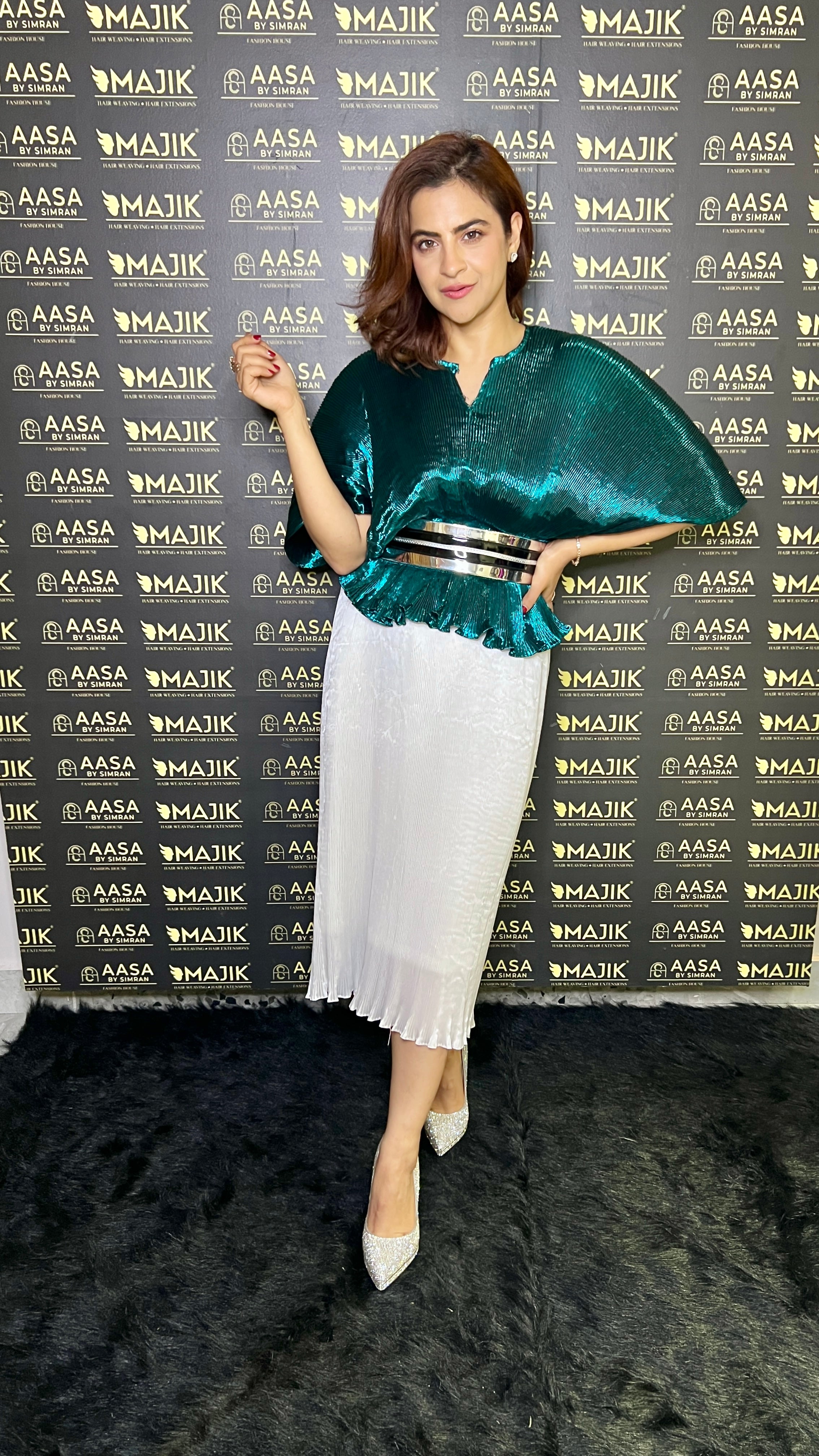 Turqoise moon lift & white long skirt set