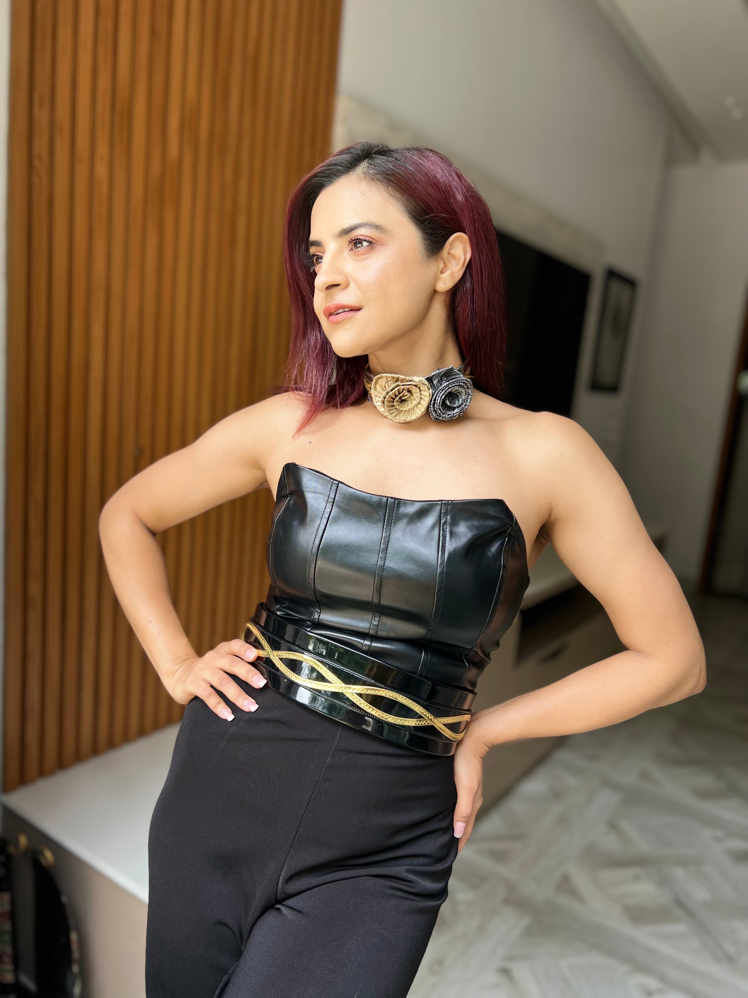 Illusion Thick Belt with gold wavy details in Black & Gold