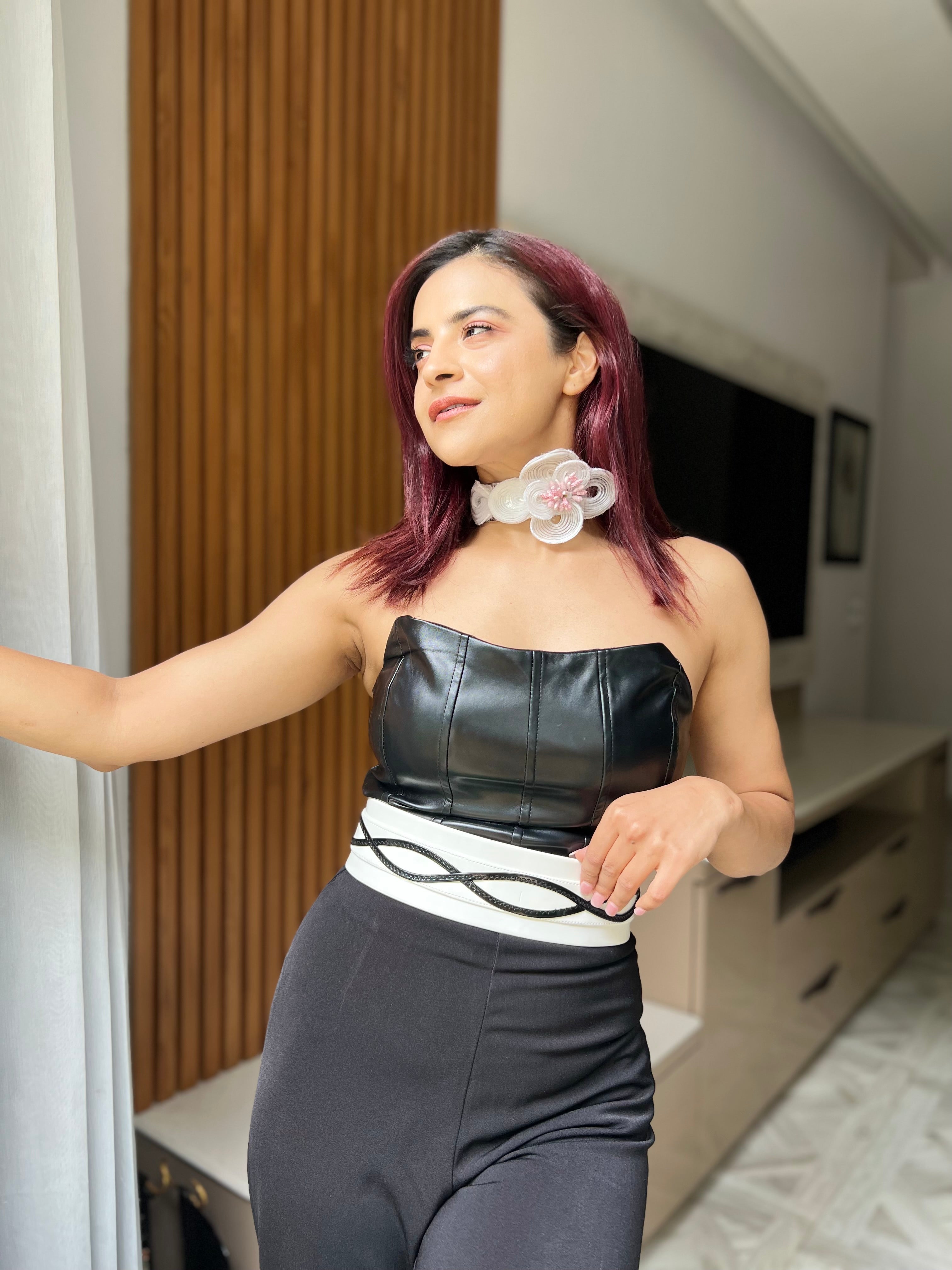 Illusion Thick Belt with gold wavy details in White & Black