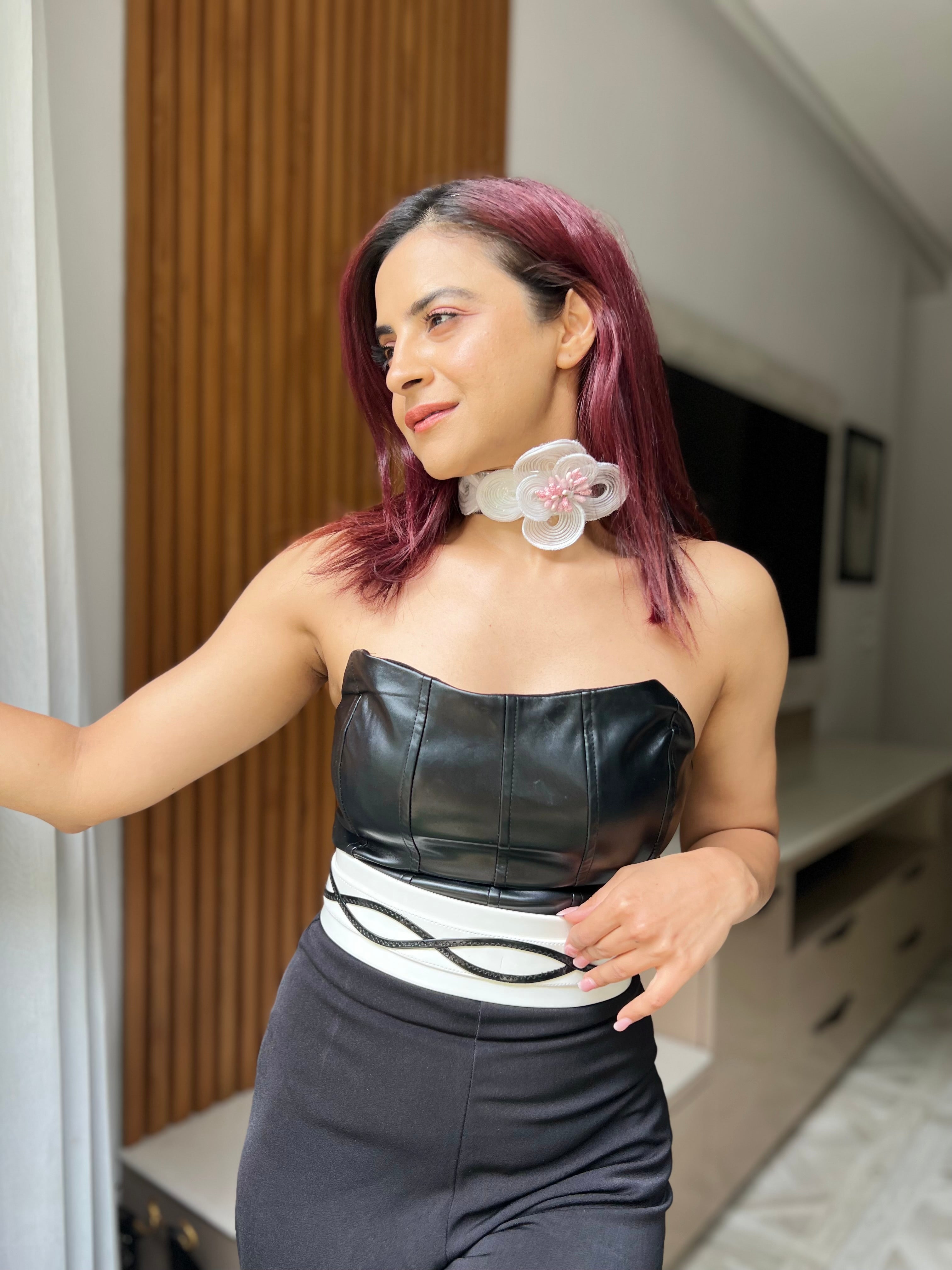 Illusion Thick Belt with gold wavy details in White & Black