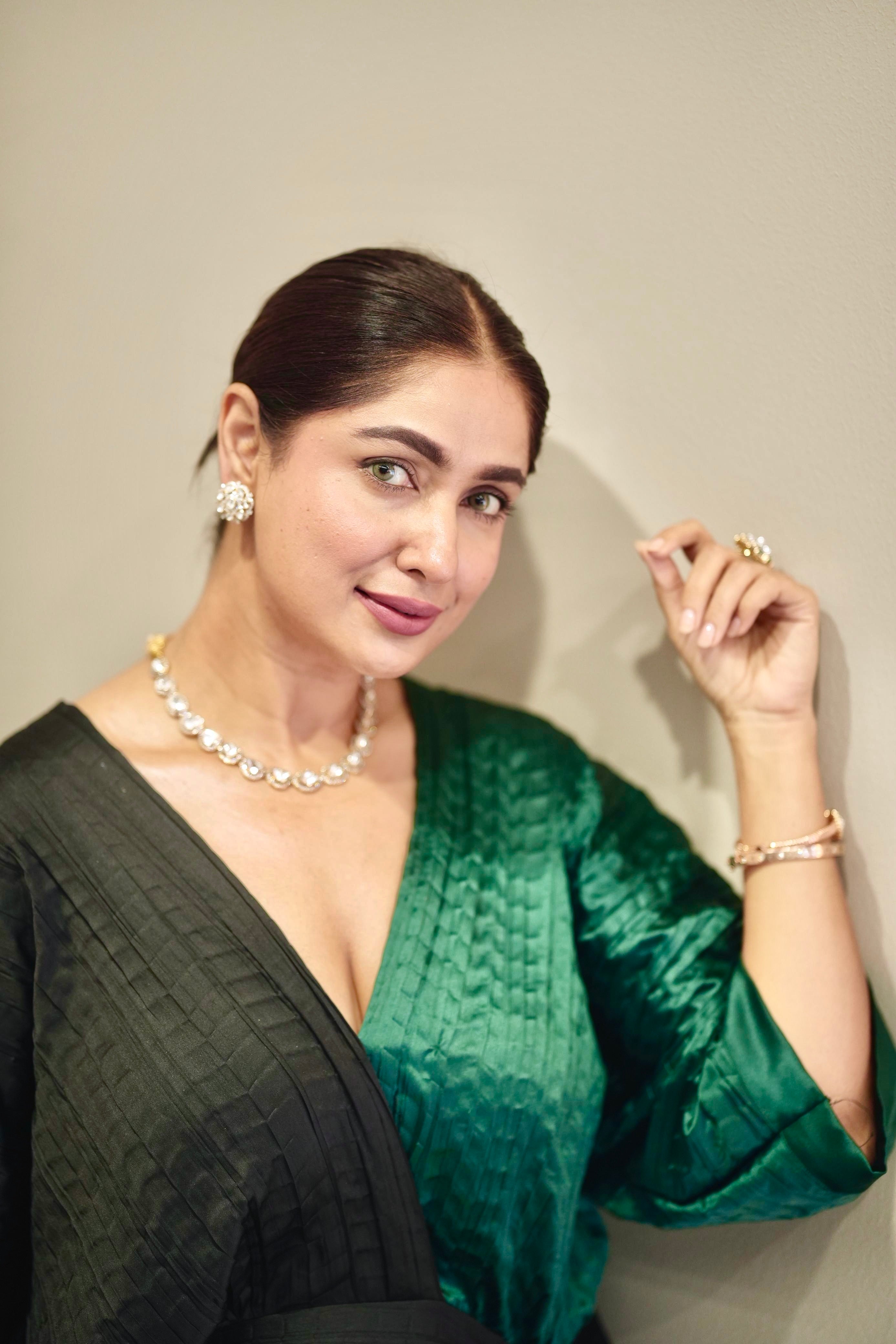 Emerald black V-neck ruched kaftan