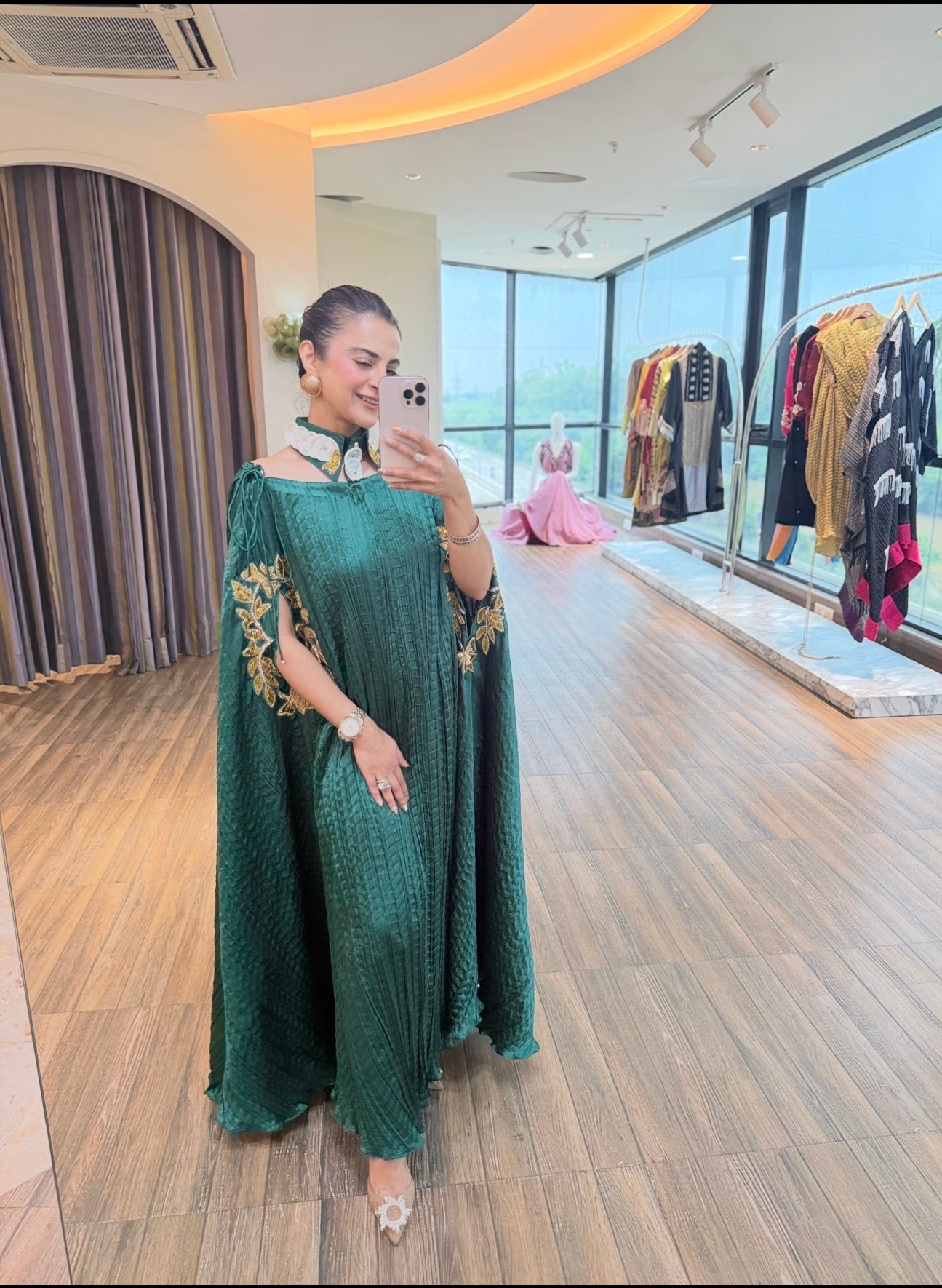 Green kaftaan with collar and embroidery