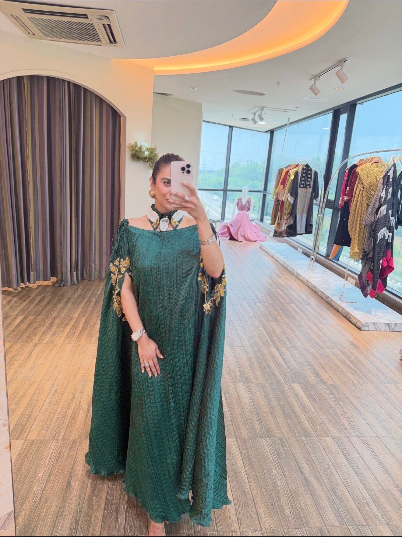 Green kaftaan with collar and embroidery