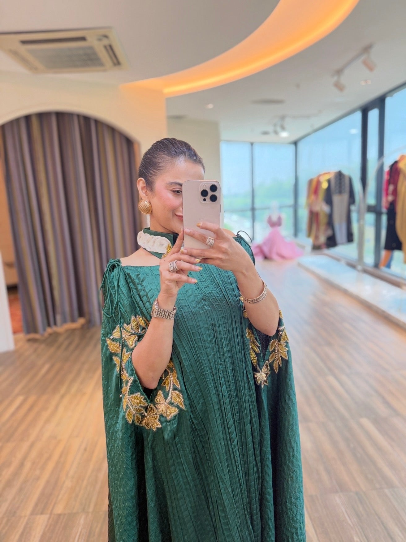 Green kaftaan with collar and embroidery