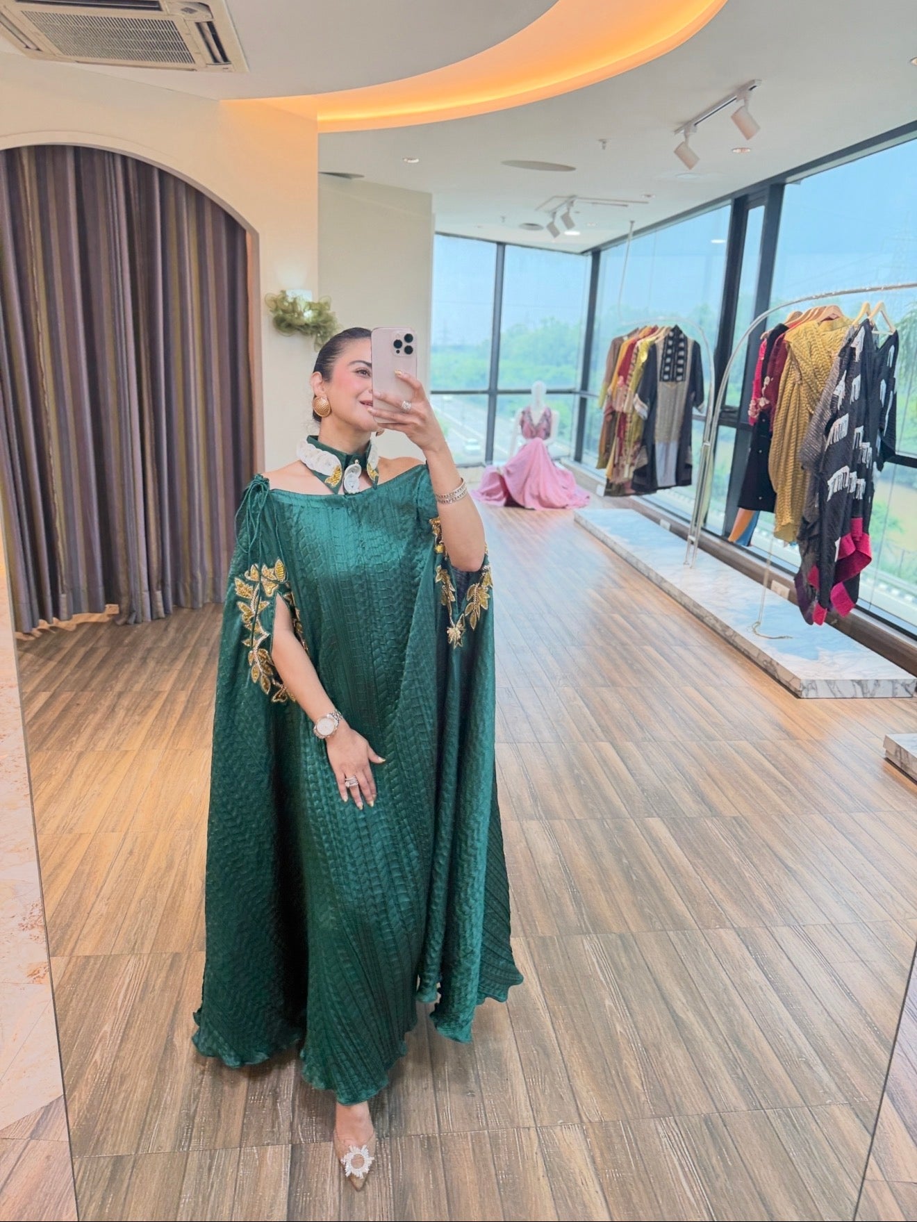 Green kaftaan with collar and embroidery