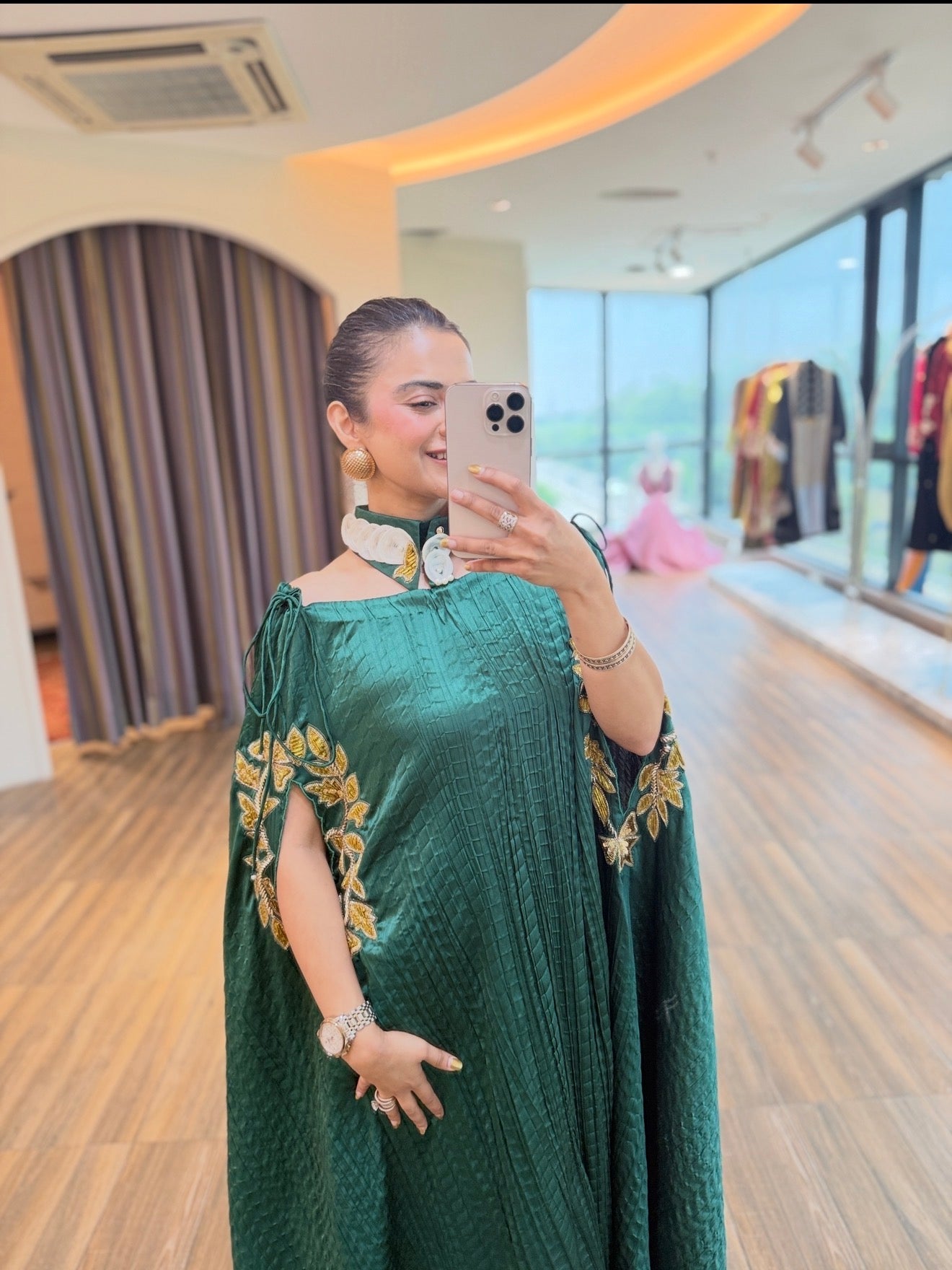 Green kaftaan with collar and embroidery
