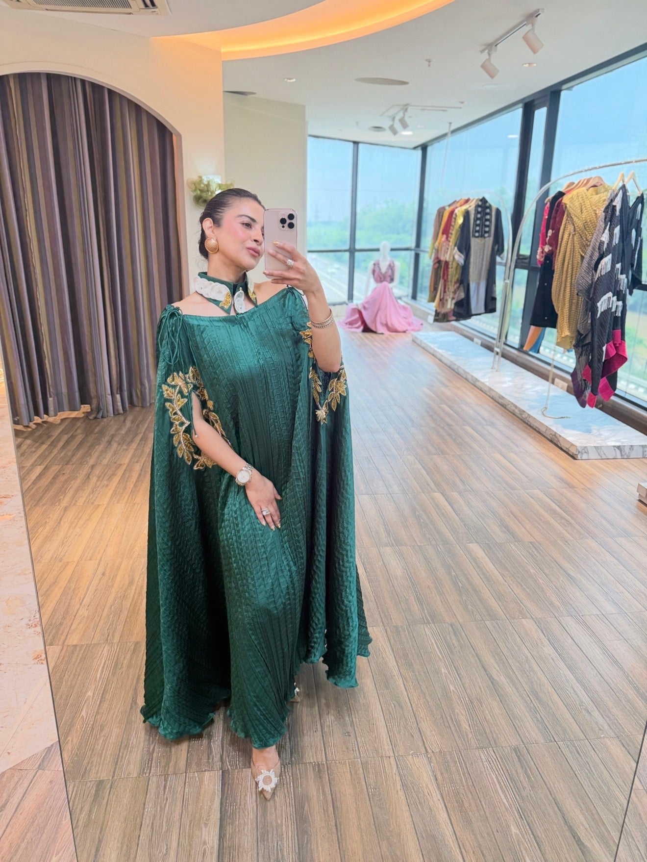 Green kaftaan with collar and embroidery